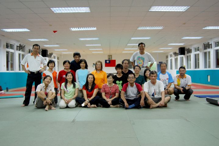 01.JPG - 01--前一天晚上出發大家高興住在能為大飯店