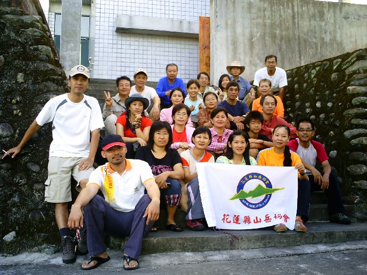 04.JPG - 04--第一天早上大夥兒吃完早餐在階梯前合照