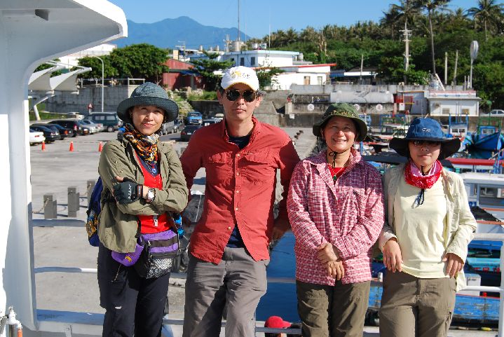 06.JPG - 06--上了船放好背包在開船前先擺個姿勢拍照