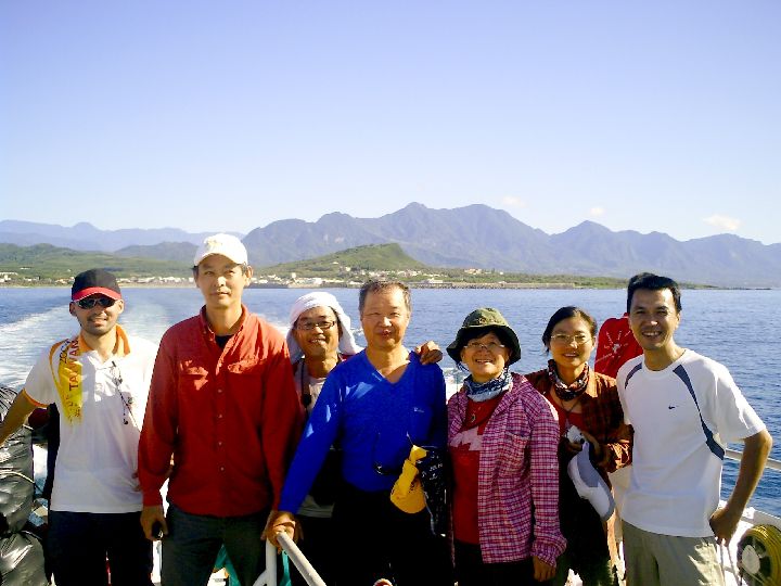 08.JPG - 08--風和日麗風平浪靜逗留在上甲板搧風賞景