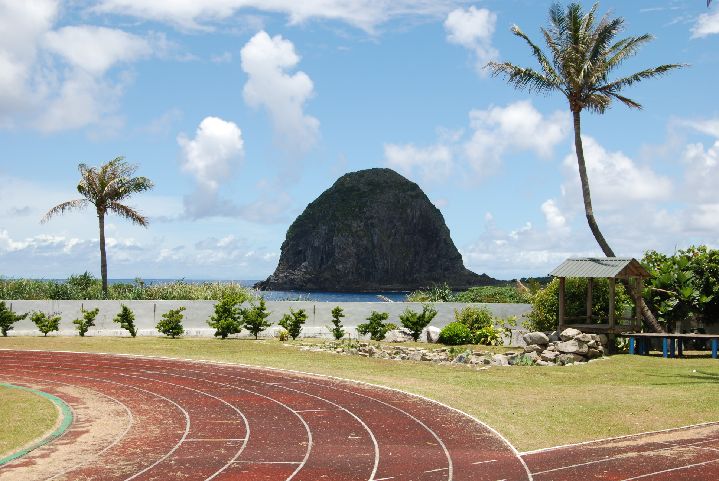 15.jpg - 15--蘭嶼椰油國小操場旁邊佇立海上的饅頭岩