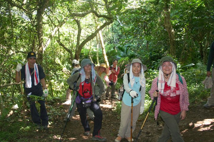 19.jpg - 19--氣溫實在太高了大家汗流浹背森林中休息