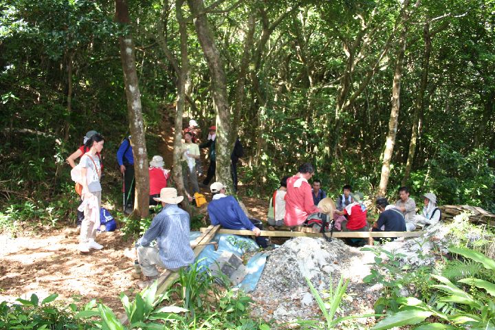 21.jpg - 21--在全段登山步道中唯一的一個休息點休息