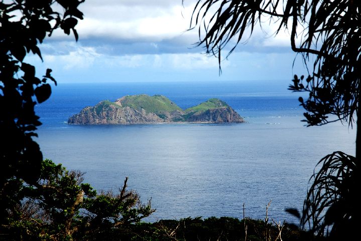 24.jpg - 24--從樹林縫中俯看著小蘭嶼靜靜的在海面上