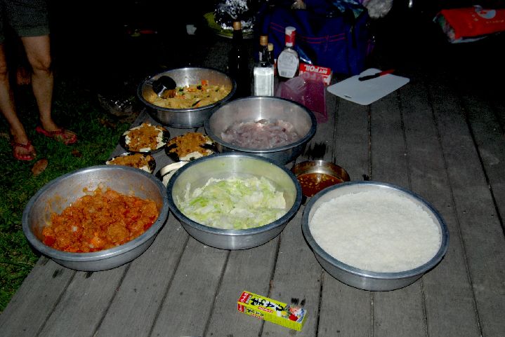 27.jpg - 27--豐盛的晚餐特別是生魚片還多到用臉盆裝