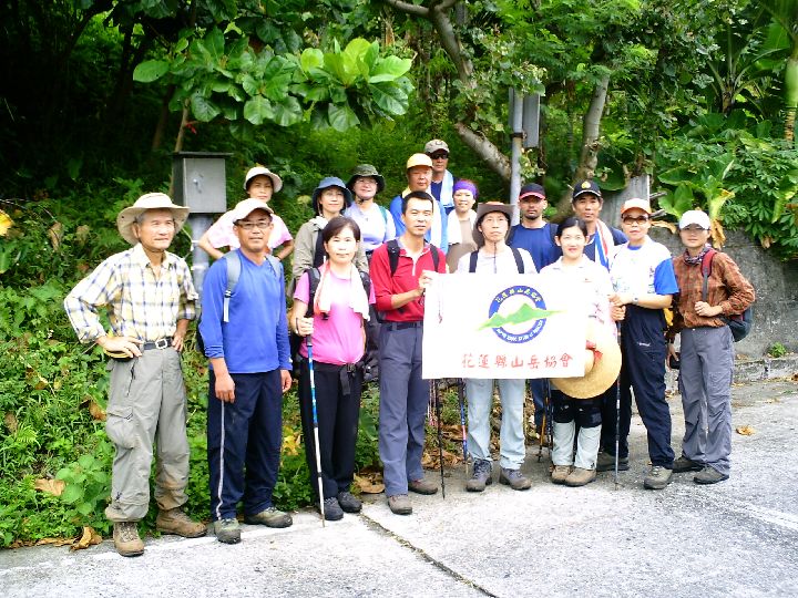 29.JPG - 29--第二天早上於教室後方紅頭山登山口合影