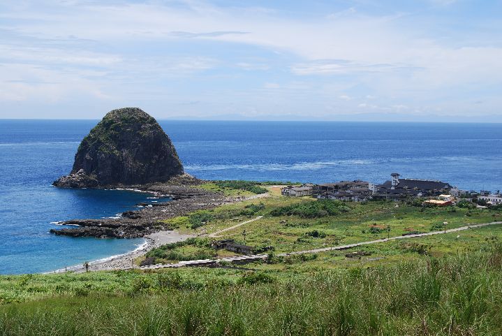 30.JPG - 30--剛走一小段路在草原休息回頭俯望饅頭岩