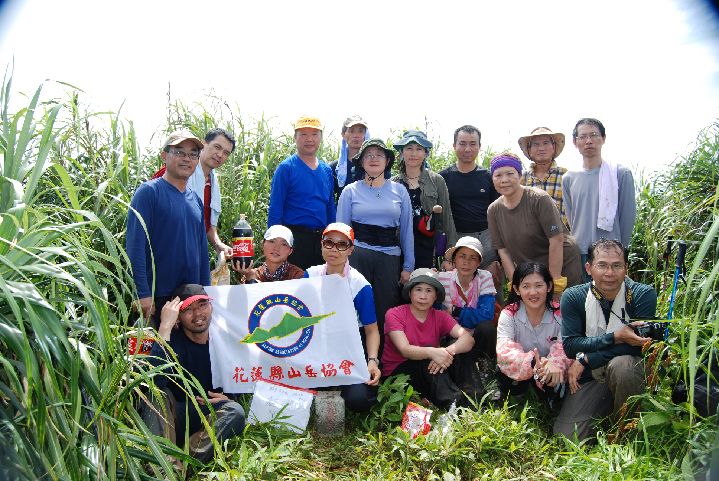 33.JPG - 33--隊員與編號六九六號紅頭山三角點拍合照