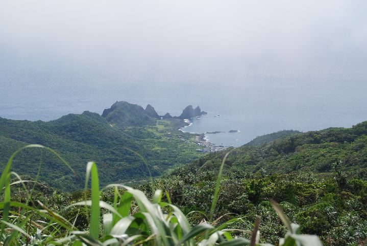 34.JPG - 34--蘭嶼最高峰紅頭山俯看東清部落與情人洞