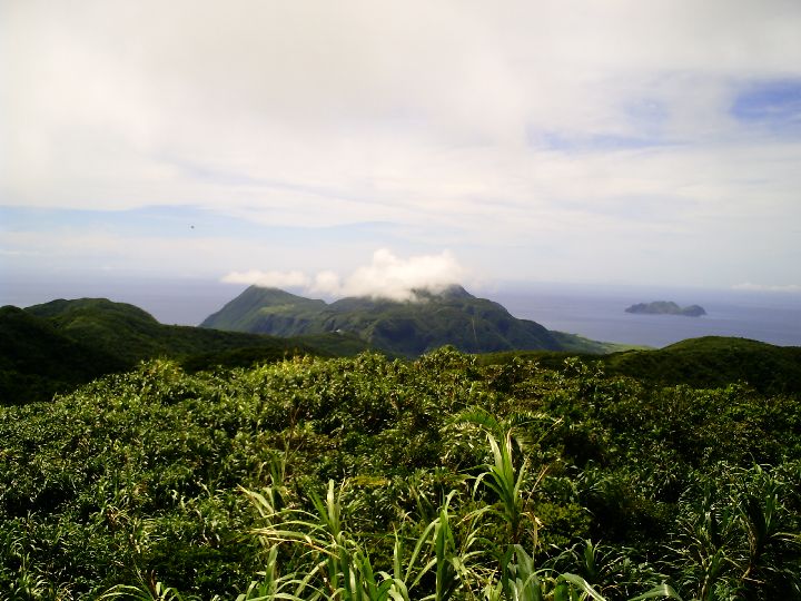 35.JPG - 35--紅頭山瞰氣象站大天池四周山嶺與小蘭嶼