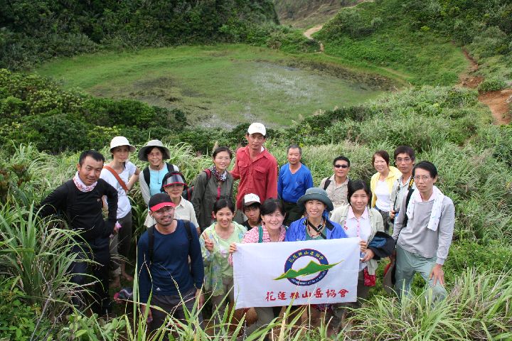 39.jpg - 39--火山噴口所形成的小天池前擺個姿勢合照