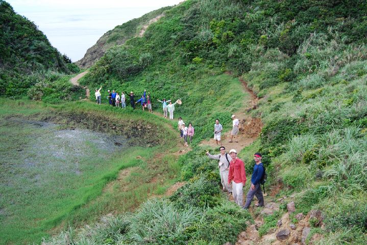 40.JPG - 40--往下走貼近火山噴口並查看天池水有多深