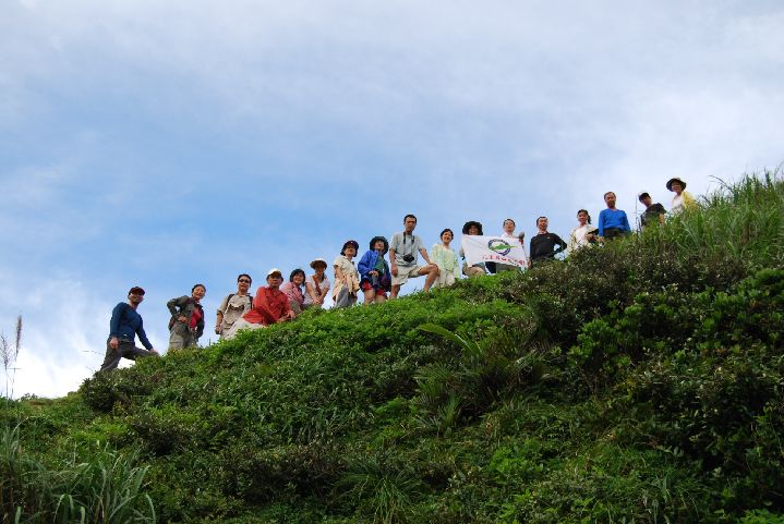 42.JPG - 42--由小天池仰望大夥兒排開站在回音谷山頭