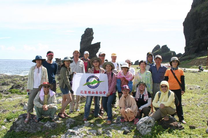 52.jpg - 52--來到鱷魚岩前與張著大嘴的鱷魚岩拍合照