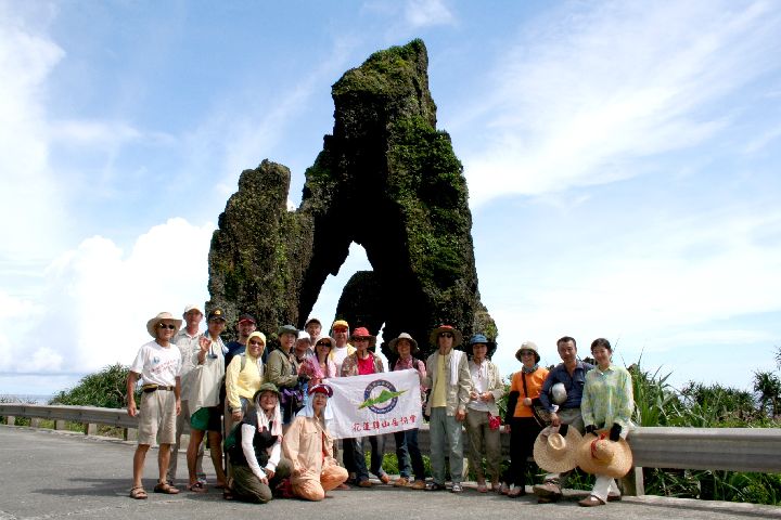 56.jpg - 56--過了五孔洞不久大夥兒於玉女岩前留倩影