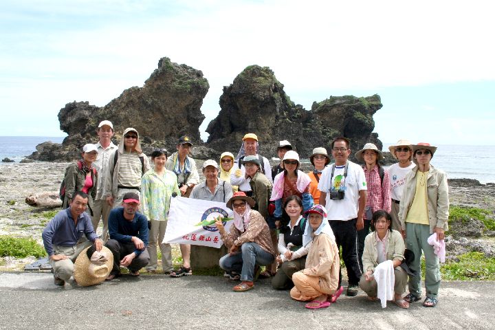 58.jpg - 58--來蘭嶼環島遊玩遊客一定要與雙獅岩合照