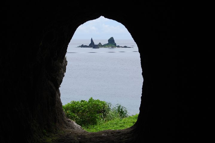 61.JPG - 61--由鬼洞內部回看酷似航行於海上的軍艦岩