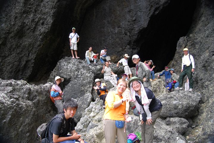 63.JPG - 63--情人洞前隊員們搔首弄姿留下美麗的倩影