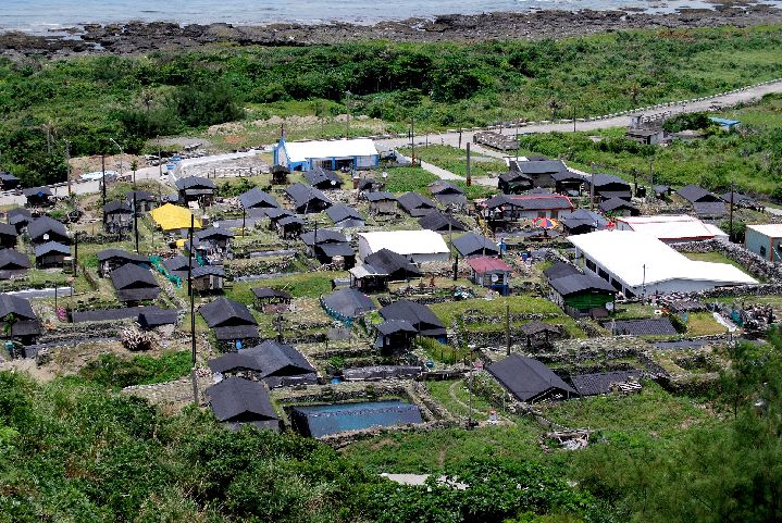 68.JPG - 68--從野銀部落的上方道路旁俯瞰部落地下屋