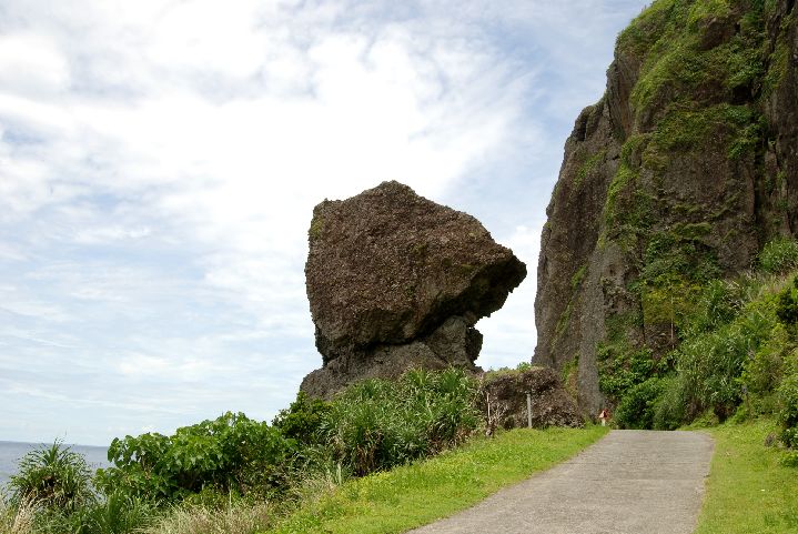 69.jpg - 69--核廢料儲存場前會先經過公路旁的鋼盔岩