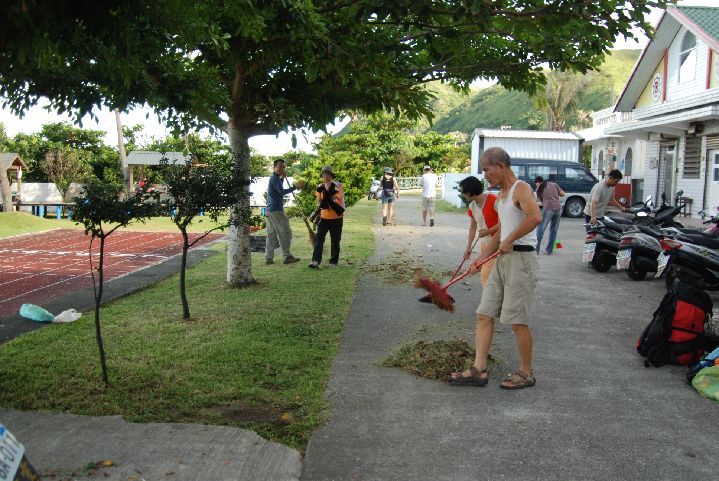 74.jpg - 74--收好營帳離去前全體總動員為校園大掃除