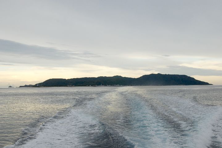 78.jpg - 78--再度加足馬力駛離綠島奔向台東富岡魚港