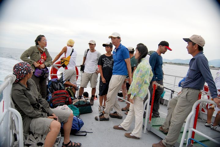 79.JPG - 79--收穫滿載歡愉的在上甲板賞景等待船進港